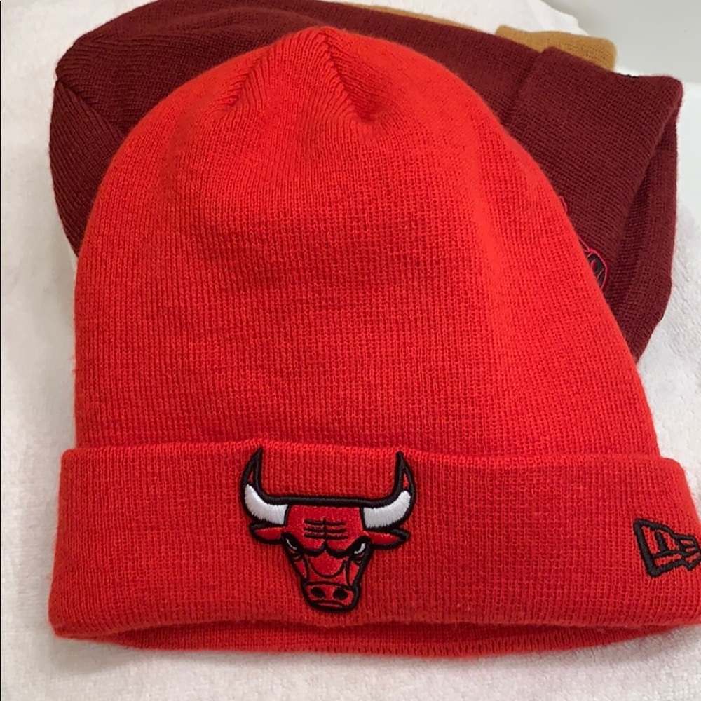 Red n black bulls beanie *BRAND NEWWWWW*